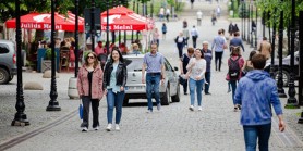 Tot mai mulți tineri pleacă din Moldova. Doar în ultimii patru ani, numărul acestora s-a redus cu peste 110 mii